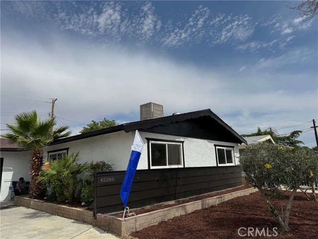 Detail Gallery Image 2 of 11 For 45208 17th, Lancaster,  CA 93534 - 3 Beds | 2 Baths