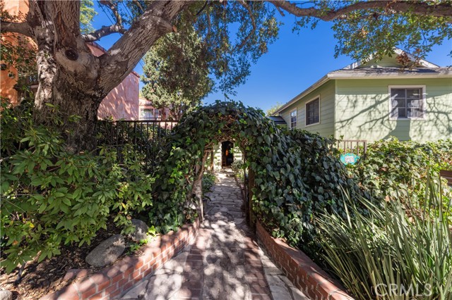 Detail Gallery Image 2 of 57 For 8917 Holly Pl, Los Angeles,  CA 90046 - 3 Beds | 3 Baths