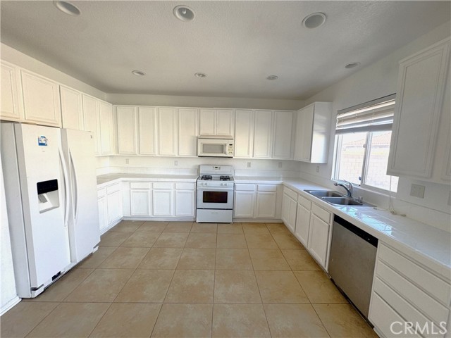 Detail Gallery Image 7 of 26 For 2709 E Avenue J4, Lancaster,  CA 93535 - 5 Beds | 2/1 Baths