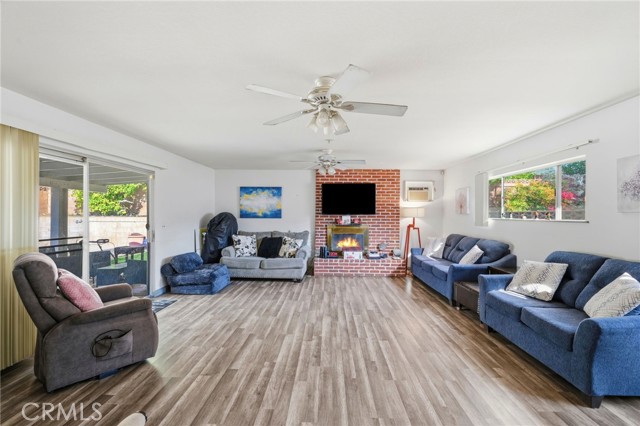 27828 Parkvale, Santa Clarita CA: https://media.crmls.org/medias/61955628-0b43-42e3-b637-42a35f0d192e.jpg