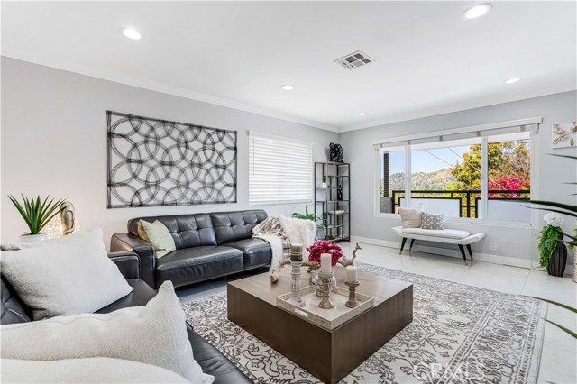 Detail Gallery Image 5 of 52 For 1440 Holbrook St, Eagle Rock,  CA 90041 - 3 Beds | 3/1 Baths