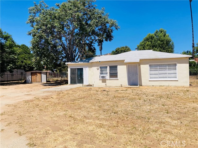 5214 Golden Avenue, Riverside CA: https://media.crmls.org/medias/6197c0b7-34f2-4927-8b05-1397ad1156ce.jpg