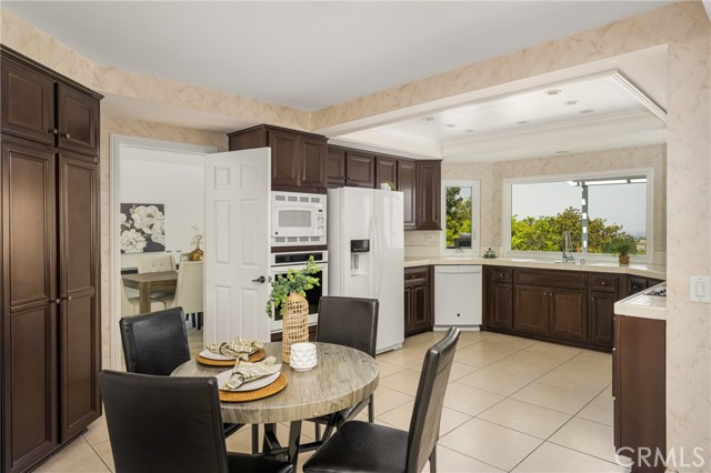 580 S Londerry Ln, Anaheim Hills CA: https://media.crmls.org/medias/6199e0bc-2eda-48d4-b657-a901f2be6d24.jpg