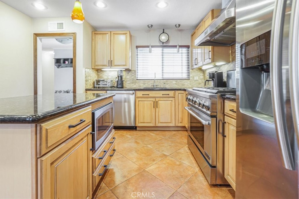 https://media.crmls.org/medias/619b8260-2b61-4f0d-b12c-37fd7be59c46.jpg?preset=X-Large