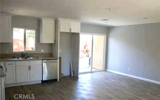 Detail Gallery Image 5 of 8 For 7339 De Soto Ave, Canoga Park,  CA 91304 - 2 Beds | 2 Baths