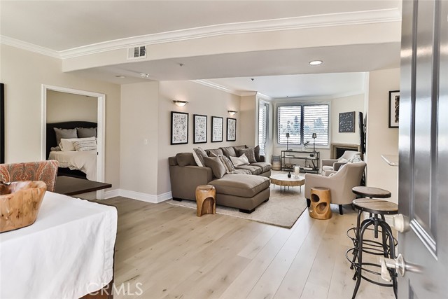 Detail Gallery Image 12 of 49 For 4724 Kester Ave #404,  Sherman Oaks,  CA 91403 - 3 Beds | 2 Baths