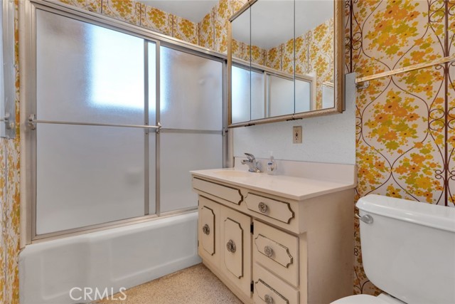 6252 Camellia Avenue, North Hollywood CA: https://media.crmls.org/medias/61a1374d-533f-4483-b3be-6e153ea89112.jpg
