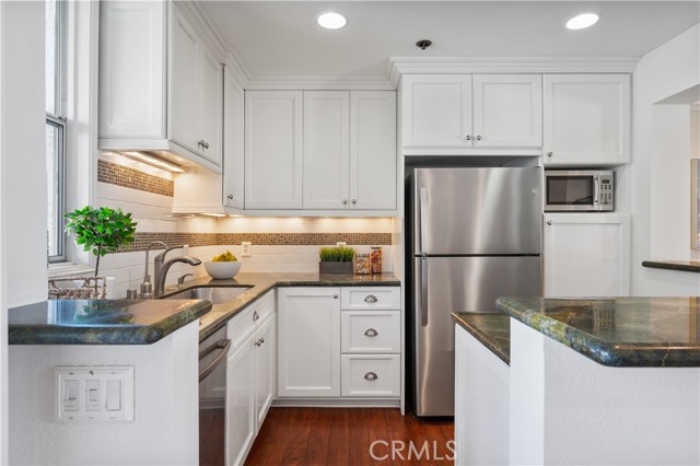 Detail Gallery Image 24 of 66 For 555 Esplanade #320,  Redondo Beach,  CA 90277 - 2 Beds | 2 Baths