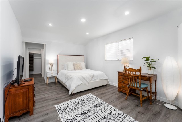 Detail Gallery Image 17 of 60 For 14027 Wyandotte St, Van Nuys,  CA 91405 - 4 Beds | 4 Baths