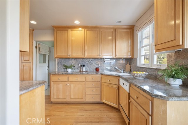 Detail Gallery Image 12 of 38 For 6476 San Marco Cir, Los Angeles,  CA 90068 - 2 Beds | 3/1 Baths