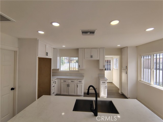 Detail Gallery Image 6 of 29 For 231 E Century, Los Angeles,  CA 90003 - 2 Beds | 1/1 Baths
