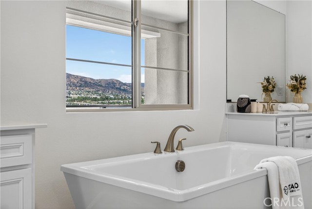 21219 Currant Ct, Chatsworth CA: https://media.crmls.org/medias/61a74c2d-683c-42d8-871e-42410e4a3c5b.jpg