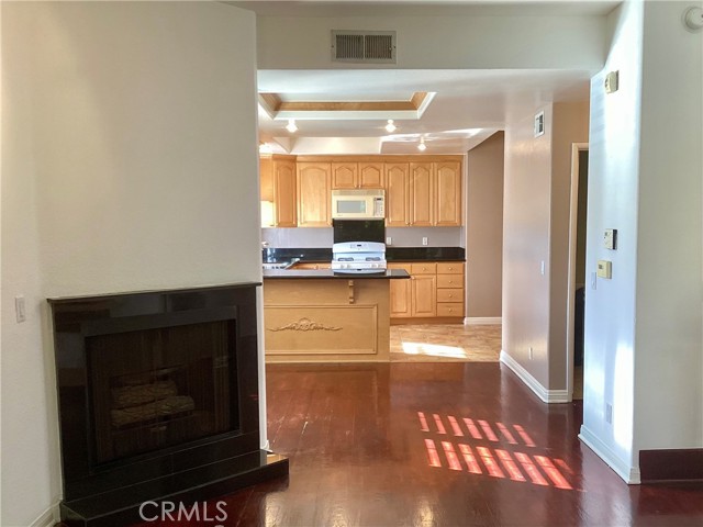 Detail Gallery Image 11 of 24 For 5145 Yarmouth Ave #1,  Encino,  CA 91316 - 2 Beds | 2/1 Baths