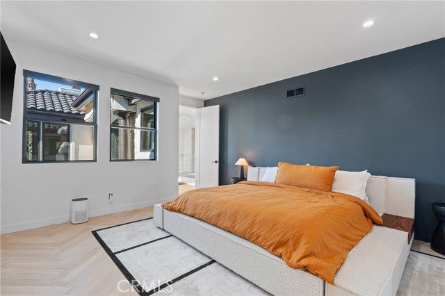 Detail Gallery Image 37 of 71 For 17437 Oak Creek Ct, Encino,  CA 91316 - 5 Beds | 5/1 Baths