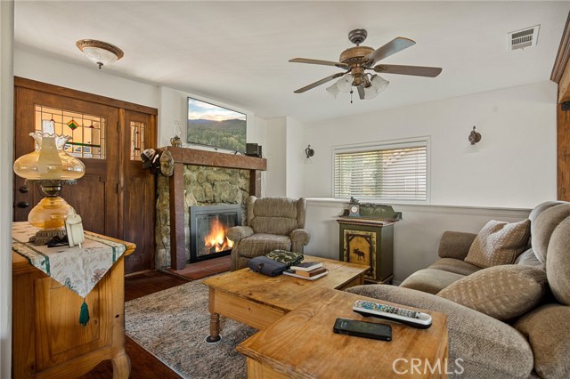 Detail Gallery Image 3 of 25 For 25857 Sunset Loop, Twin Peaks,  CA 92391 - 2 Beds | 1/1 Baths