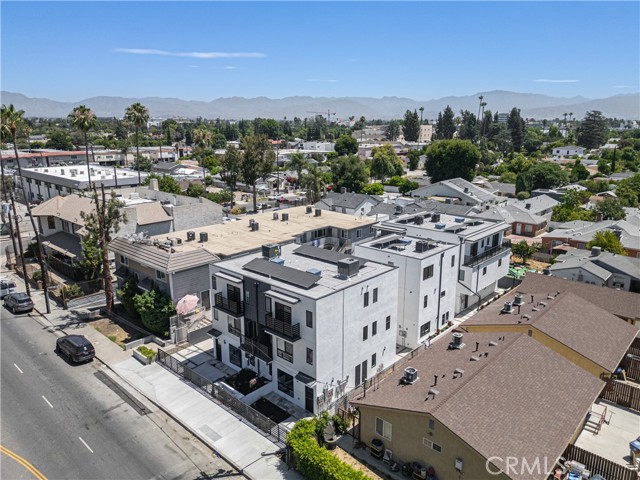 Detail Gallery Image 4 of 28 For 6700 Kester Ave, Van Nuys,  CA 91405 - 4 Beds | 4 Baths