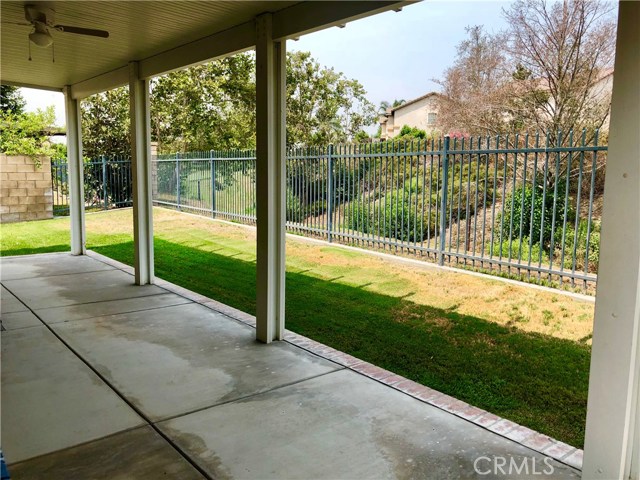 16748 Broadmoor Way, Fontana CA: https://media.crmls.org/medias/61afe03c-fceb-49d0-a1db-66805bbfb619.jpg