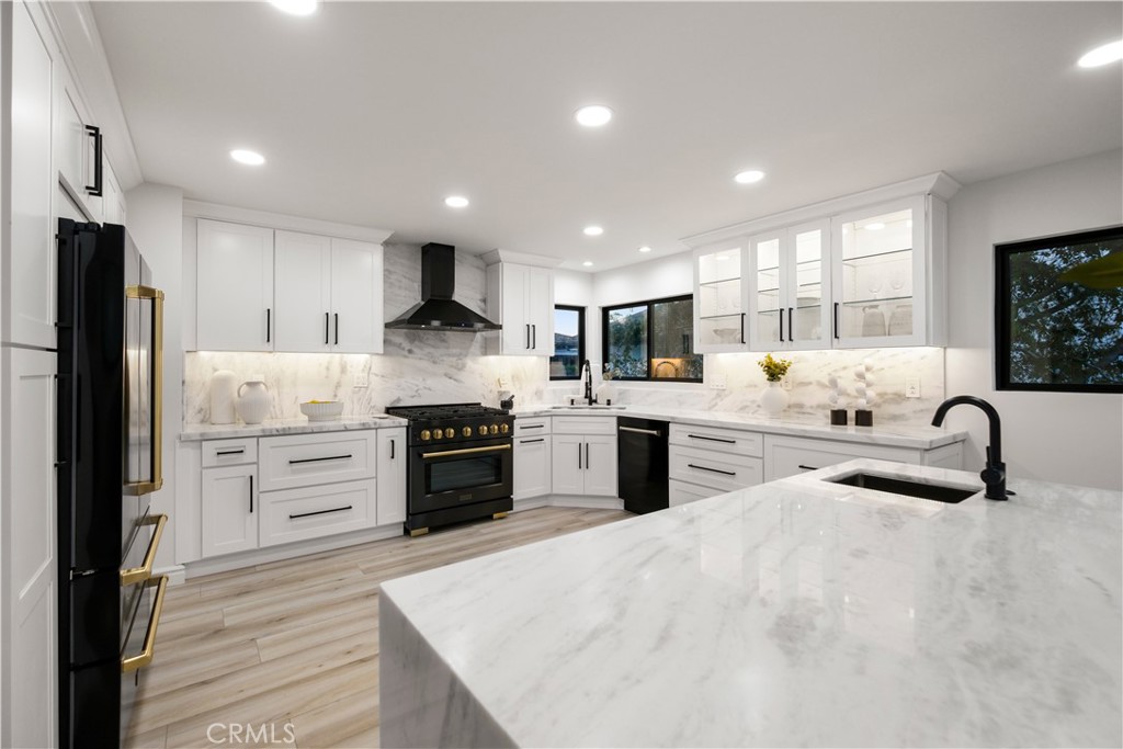 https://media.crmls.org/medias/61b039e5-b0af-4d20-8cfd-7180fa8686e3.jpg?preset=X-Large