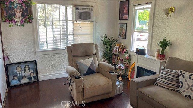 8933 Bowman Avenue, South Gate CA: https://media.crmls.org/medias/61b06713-8f27-4361-a33c-7150f88ed1a0.jpg