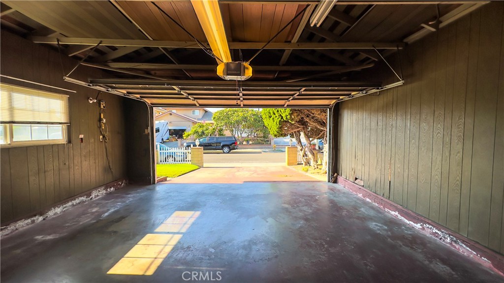 https://media.crmls.org/medias/61b0936d-c6f6-4093-b81f-80af0d887901.jpg?preset=X-Large