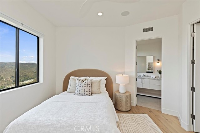 1425 Skyline Drive, Laguna Beach CA: https://media.crmls.org/medias/61b1aa89-1d75-408c-a8a7-21713910b4b8.jpg