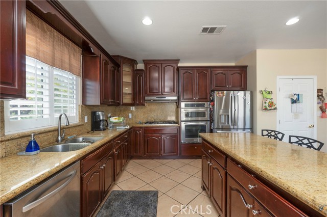 39600 Calle Gayube, Hemet CA: https://media.crmls.org/medias/61b285d3-accf-45d0-969d-5ca137b04e00.jpg