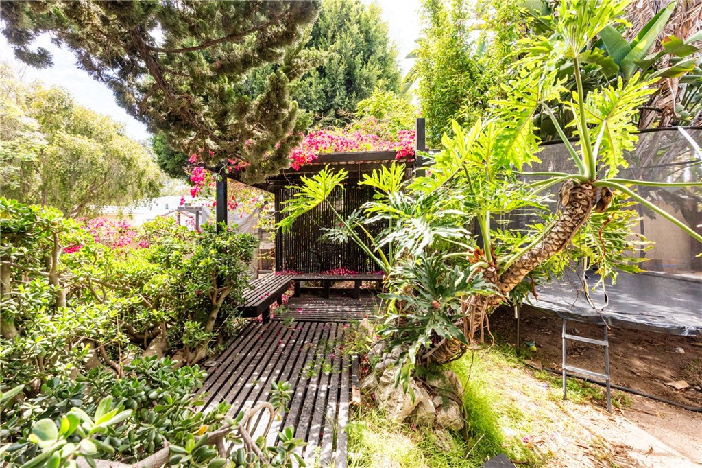 https://media.crmls.org/medias/61b8c21c-147d-4981-b674-6cd0dc4a577b.jpg?preset=X-Large