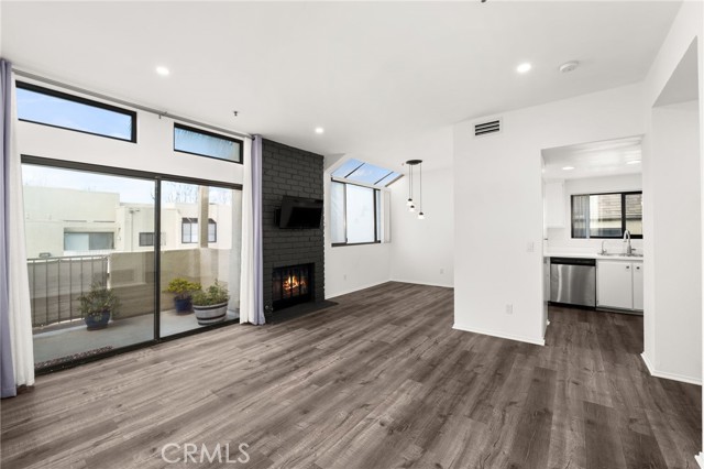 Detail Gallery Image 5 of 33 For 17722 Sergio, Huntington Beach,  CA 92647 - 2 Beds | 2 Baths