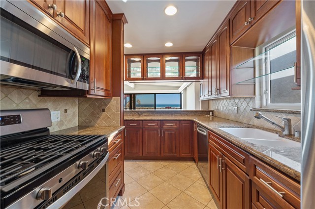 1510 W Oceanfront, Newport Beach CA: https://media.crmls.org/medias/61bd7eff-4c90-4a82-aa11-7675544fc093.jpg