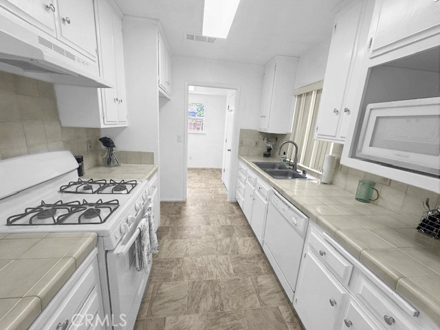 385 E Valley Street, Coalinga CA: https://media.crmls.org/medias/61c22cdd-dd90-4919-b16a-13bf7b246fad.jpg