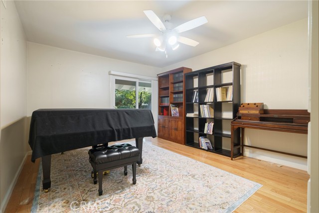 Detail Gallery Image 6 of 33 For 9356 Beckford, Northridge,  CA 91324 - 4 Beds | 3 Baths