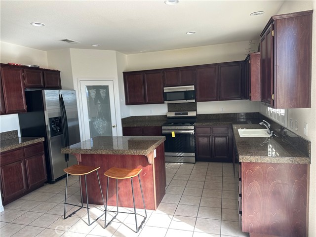 Detail Gallery Image 2 of 23 For 12625 Padrino, Victorville,  CA 92394 - 4 Beds | 2/1 Baths