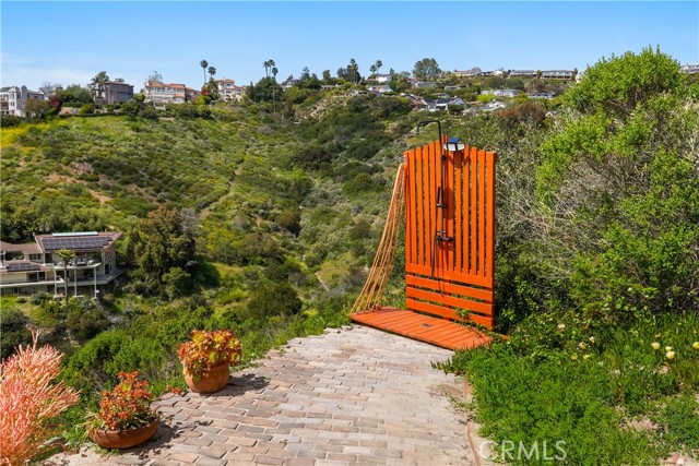 2516 Temple Hills Drive, Laguna Beach CA: https://media.crmls.org/medias/61c65a01-88cf-41a3-8929-15364dd936ee.jpg
