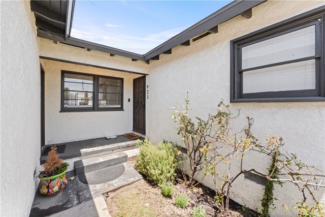 923 W Maple Avenue, Orange CA: https://media.crmls.org/medias/61c74135-3d15-4d4a-9dbd-5ae9fc8511ae.jpg