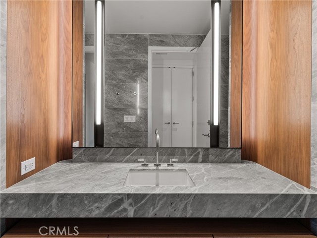 211 W Elm Court, Los Angeles CA: https://media.crmls.org/medias/61c9a630-661f-4831-b2b6-c2c6426c6f82.jpg