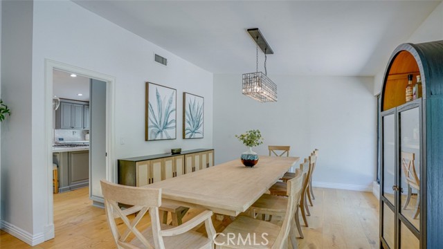 22914 Gershwin Drive, Woodland Hills CA: https://media.crmls.org/medias/61ccc7f9-a56b-436f-836e-bbd2d2fc27a3.jpg