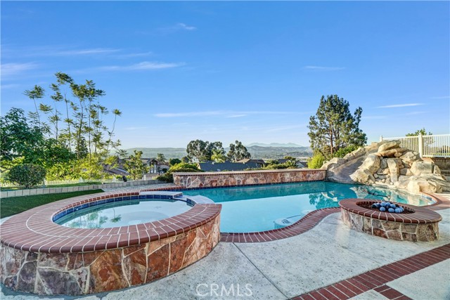 5215 E Rolling Hills Drive, Anaheim Hills CA: https://media.crmls.org/medias/61cdb207-0df7-4ab3-9172-9cf1553c167d.jpg