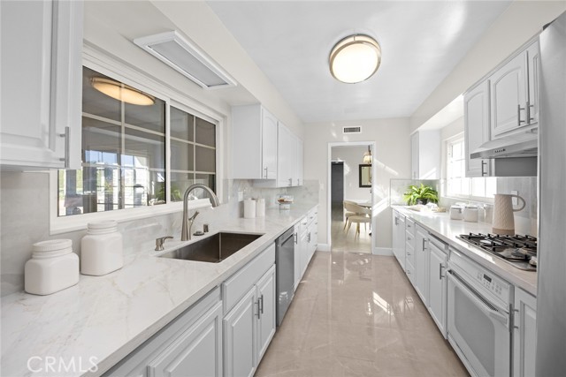 Detail Gallery Image 15 of 52 For 451 W Foothill, Arcadia,  CA 91006 - 4 Beds | 3 Baths