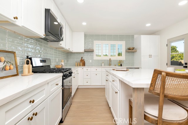 Detail Gallery Image 8 of 23 For 19844 Hemmingway St, Winnetka,  CA 91306 - 4 Beds | 2 Baths