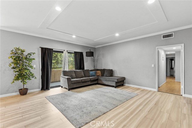 Detail Gallery Image 7 of 26 For 17500 Sherman Way #102,  Van Nuys,  CA 91406 - 3 Beds | 2 Baths