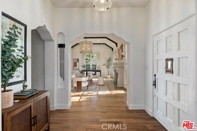 Detail Gallery Image 2 of 29 For 384 N Bonhill Rd, Los Angeles,  CA 90049 - 3 Beds | 3/2 Baths