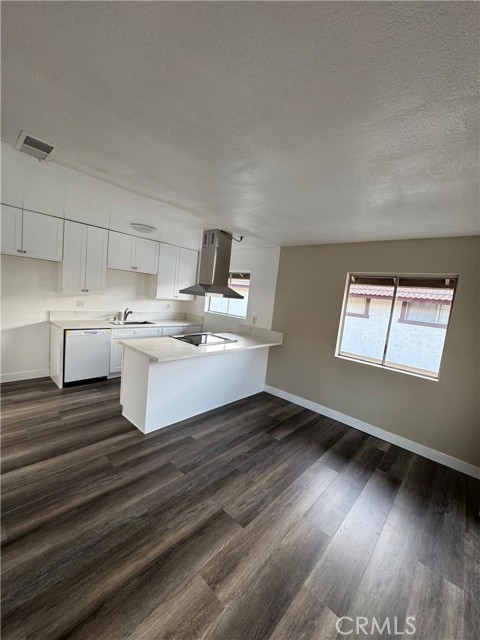 Detail Gallery Image 2 of 11 For 2155 Canyon Dr #D,  Costa Mesa,  CA 92627 - 2 Beds | 1 Baths