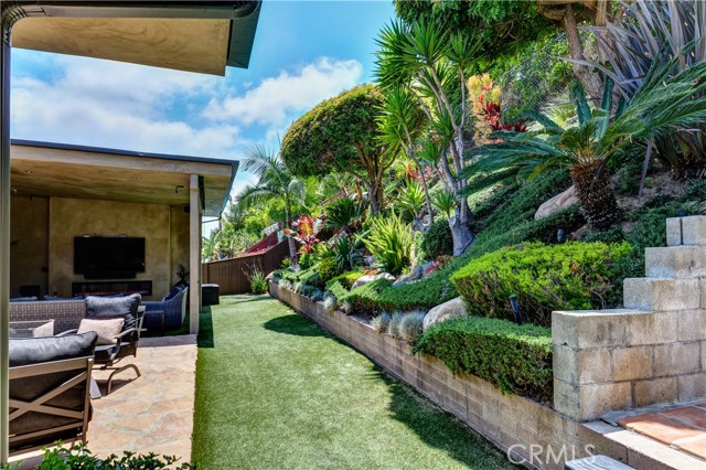4557 Don Timoteo Drive, Los Angeles CA: https://media.crmls.org/medias/61d725e7-c9f5-48e4-9f28-54c74767057e.jpg