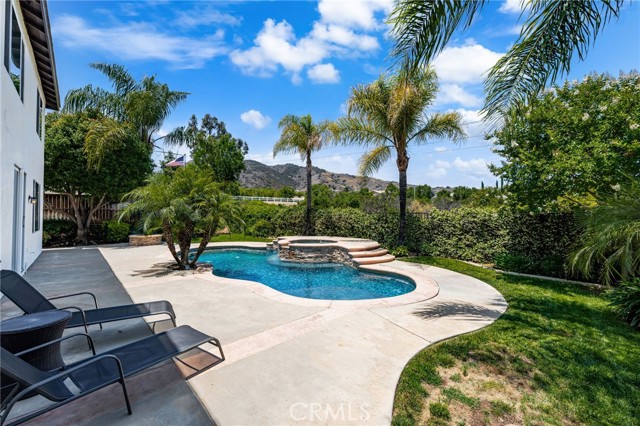 8800 Camino Limon Road, Corona CA: https://media.crmls.org/medias/61d77ab2-b0af-4d46-96a0-30c8cfa717ff.jpg