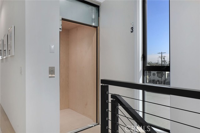 3011 Ocean Front Walk, Venice CA: https://media.crmls.org/medias/61d88c44-53b1-4ec9-8290-581313ff9858.jpg