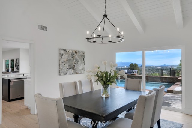 Detail Gallery Image 10 of 30 For 5952 Woodland View Dr, Woodland Hills,  CA 91367 - 5 Beds | 4 Baths