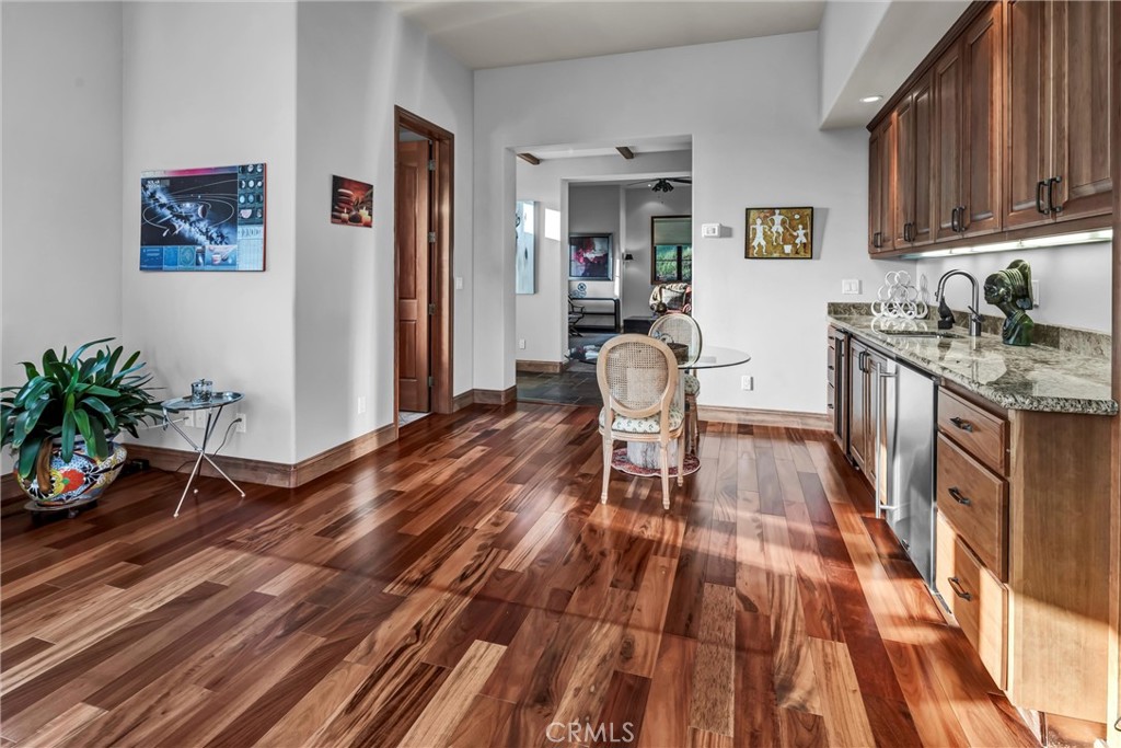 https://media.crmls.org/medias/61da9a4c-2449-487a-8ddc-7bee64677b5d.jpg?preset=X-Large
