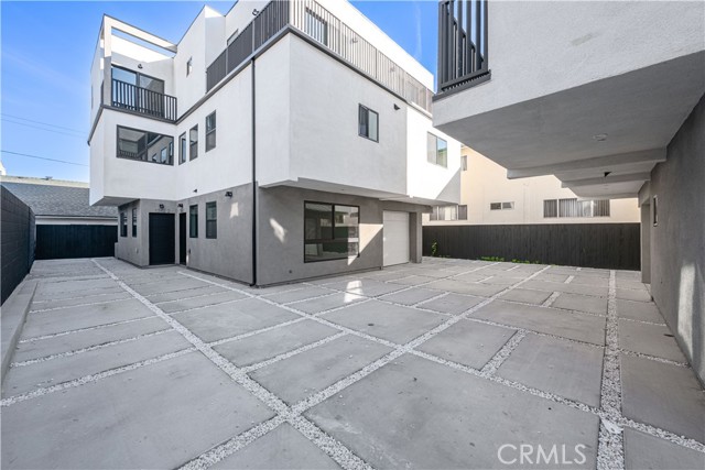 Detail Gallery Image 6 of 36 For 1342 Kingsley #1,  Los Angeles,  CA 90027 - 4 Beds | 4/1 Baths