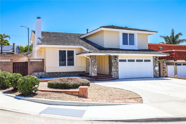 Detail Gallery Image 2 of 27 For 19382 Weymouth Ln, Huntington Beach,  CA 92646 - 4 Beds | 3 Baths