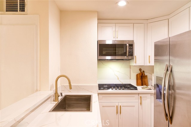 5510 Owensmouth, 218 photo 6